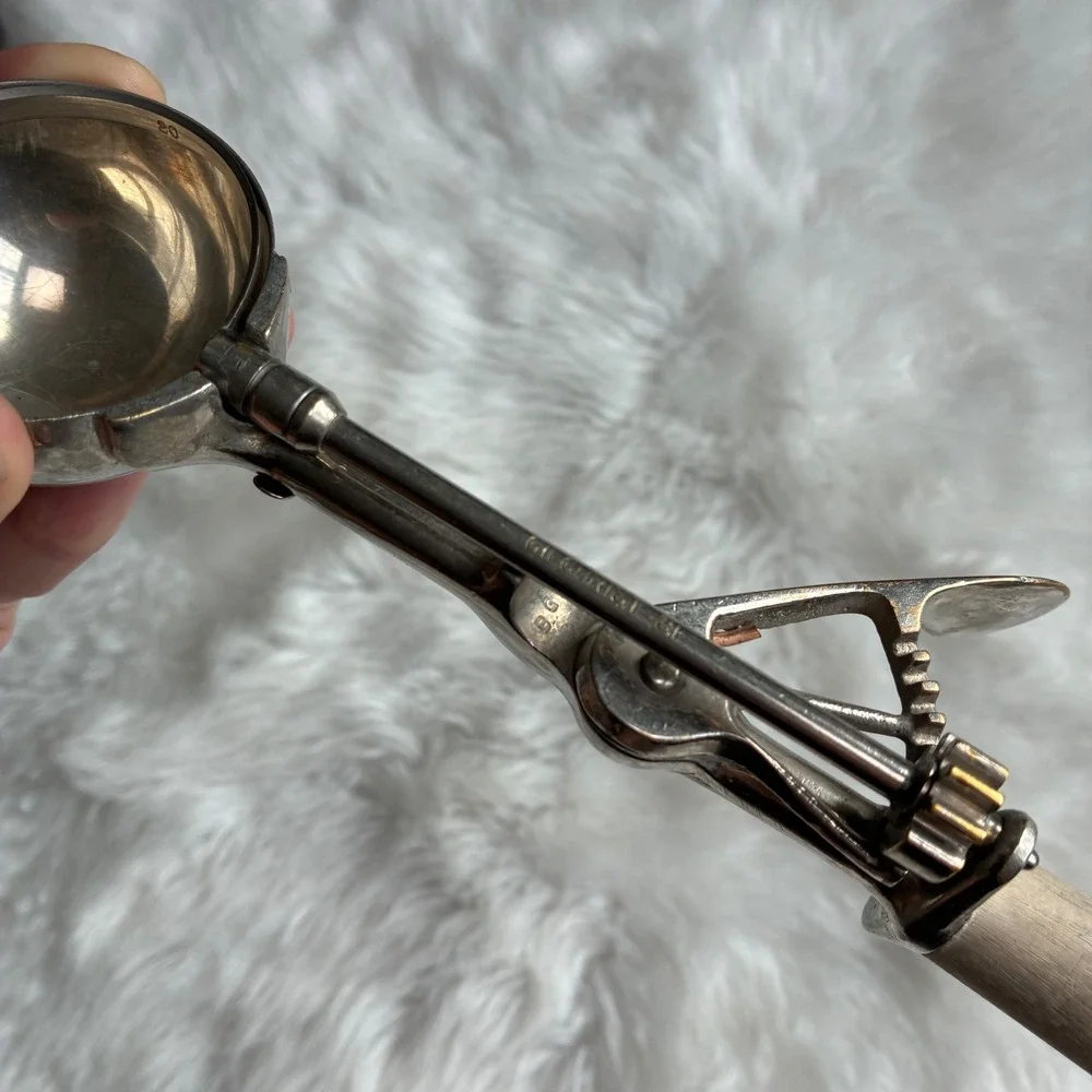 Vintage Gilchrist #20 Ice Cream Scoop Wood Handle‎ Mechanical Soda Fountain Tool